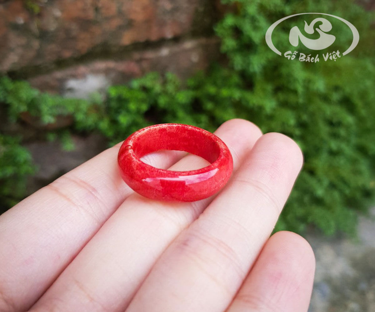 Nhẫn trơn san hô đỏ, một trong những mẫu nhẫn san hô được ưa chuộng nhất tại Bách Việt