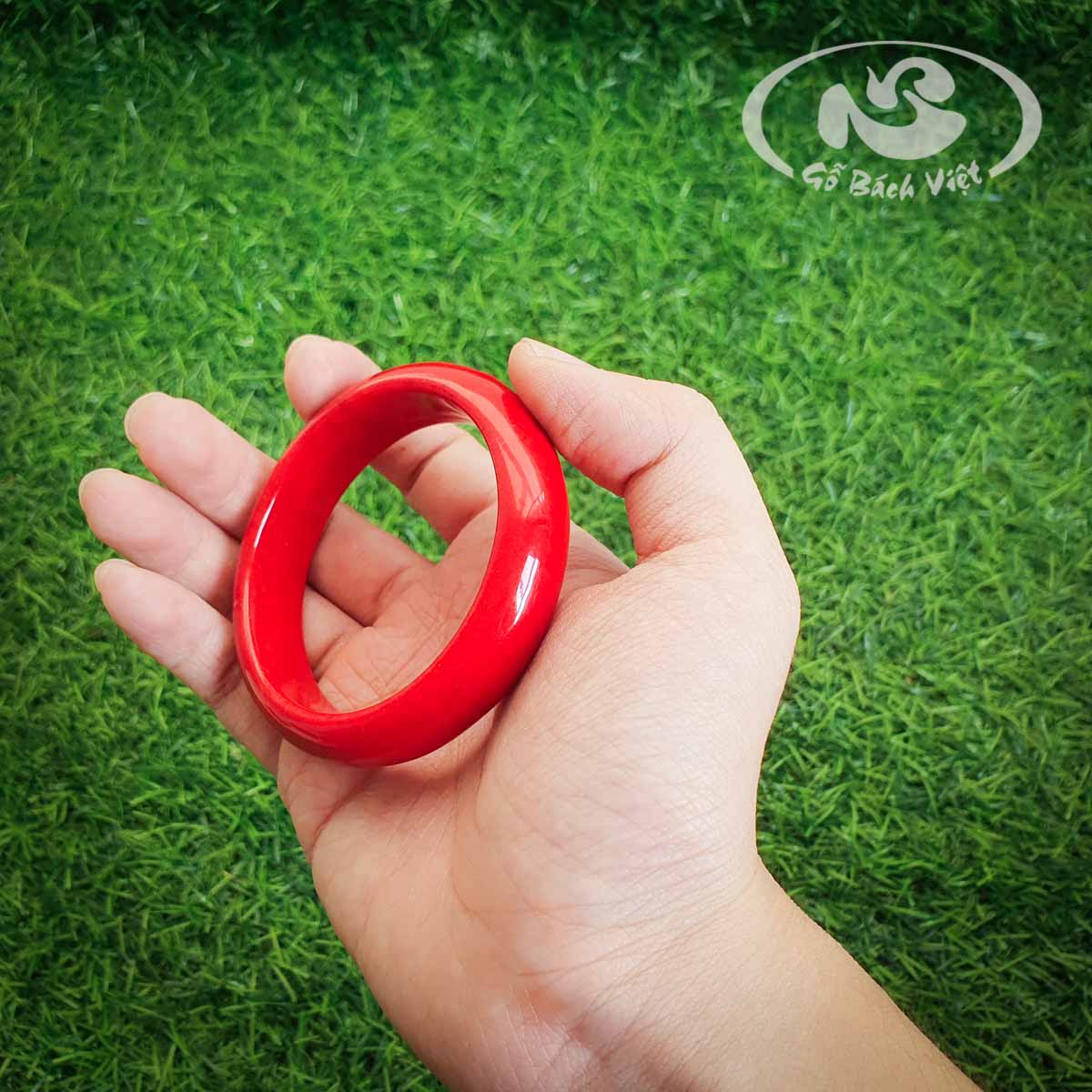 Dạng liền khối với vẻ đẹp của San hô đỏ giúp chiếc vòng giống như được tạo ra từ ngọc quý