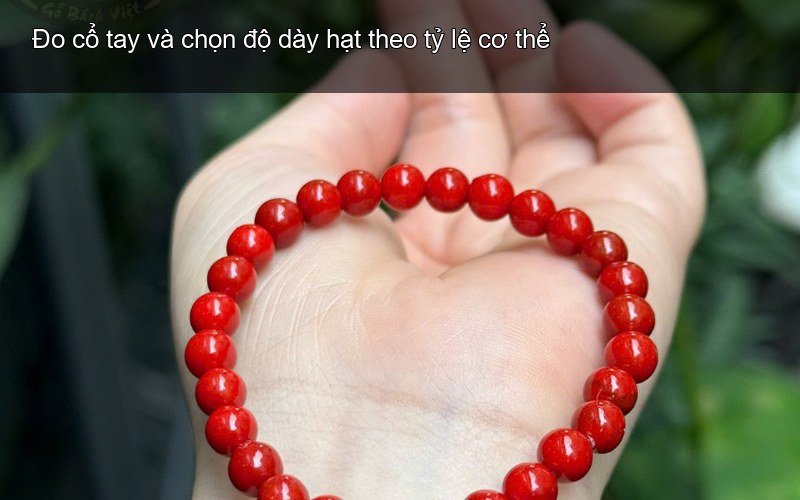 Đo cổ tay và chọn độ dày hạt theo tỷ lệ cơ thể