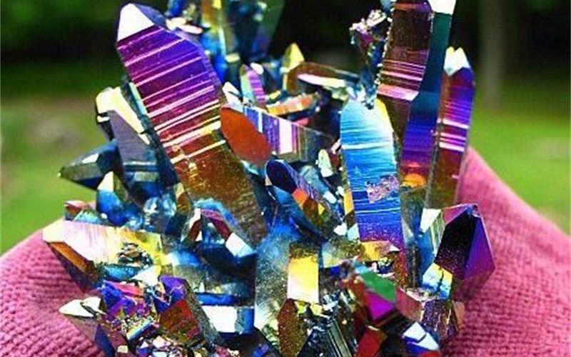 Cận cảnh bề mặt và cấu trúc bên trong của viên đá quý