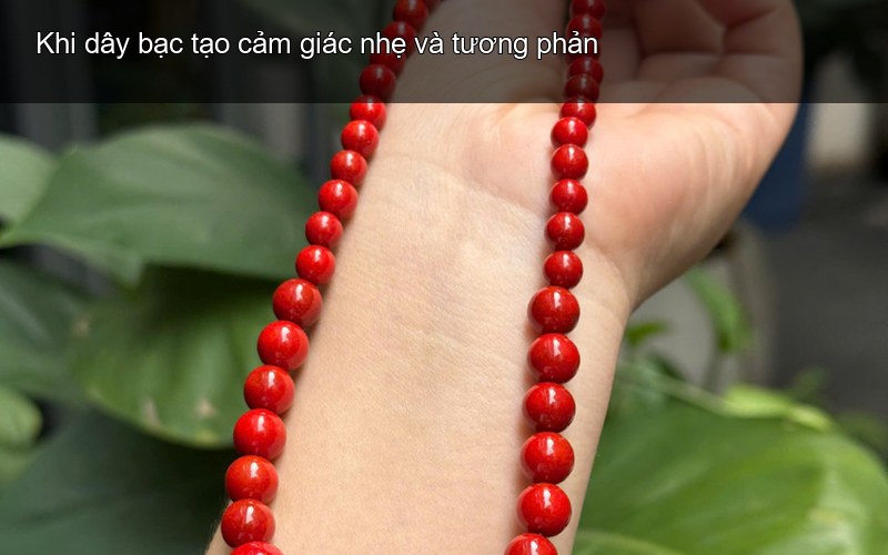 Khi dây bạc tạo cảm giác nhẹ và tương phản