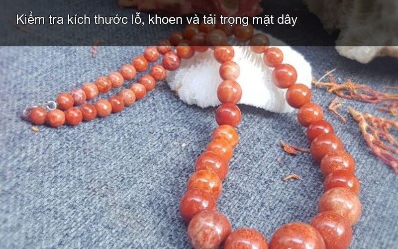 Kiểm tra kích thước lỗ, khoen và tải trọng mặt dây