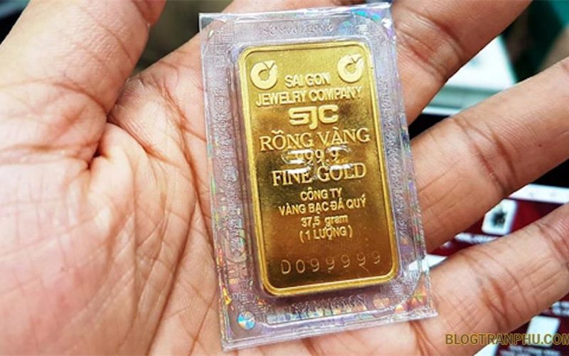 Các sản phẩm vàng được trưng bày để tham khảo khi tìm hiểu thị trường