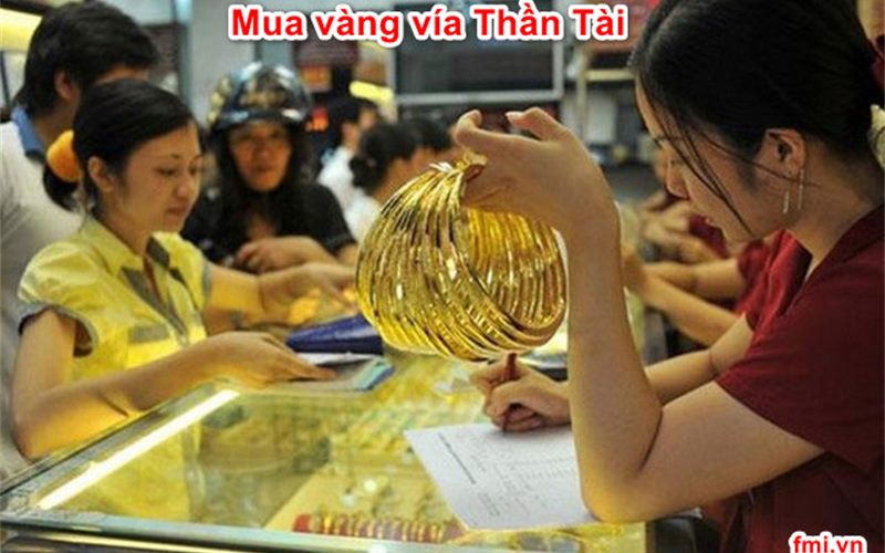 Người mua tham khảo sản phẩm vàng trong dịp lễ