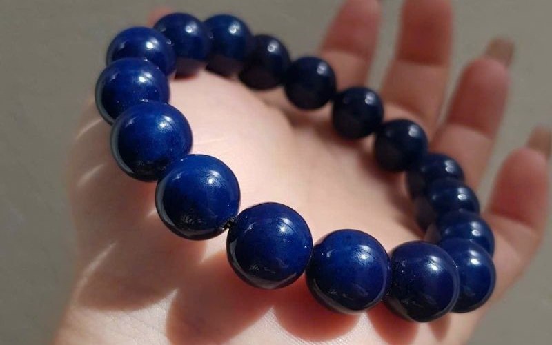 Ảnh cắt cận cảnh Vòng tay san hô xanh 12mm màu đậm
