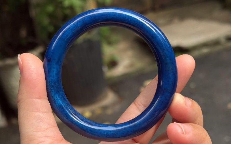 Ảnh cắt cận cảnh Vòng tay bản liền san hô xanh bản 10mm